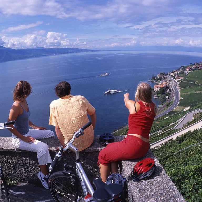 Velofahrer mit einer atemberaubenden Aussicht über den Genfersee Velofahrer mit einer atemberaubenden Aussicht über den Genfersee. Rhone-Route. Veloferien mit Eurotrek.