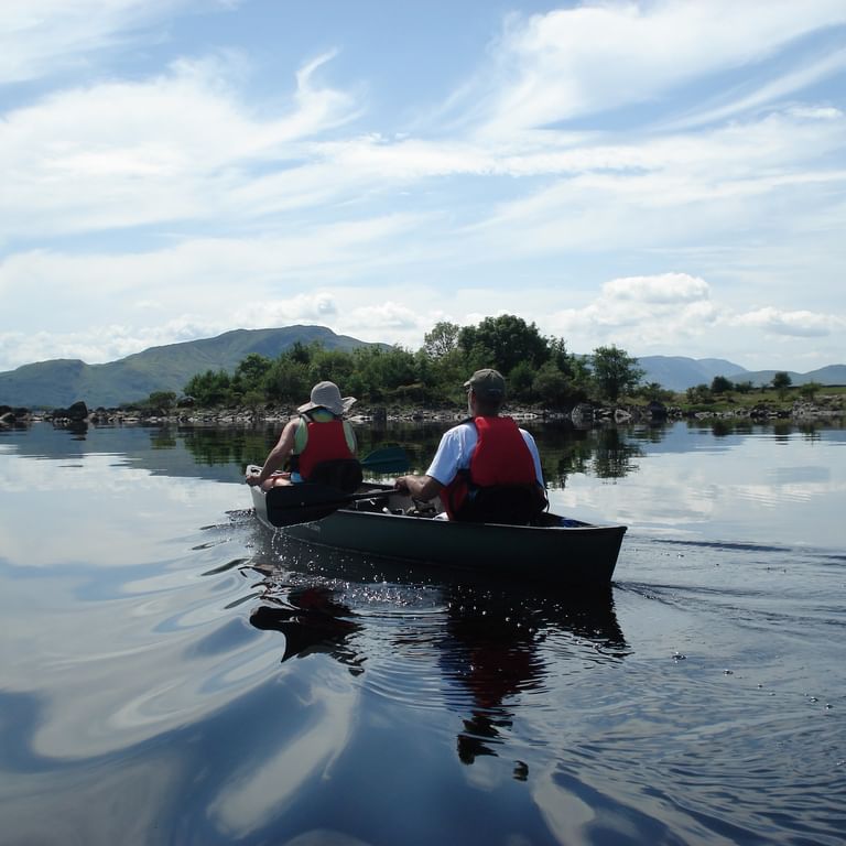 Deux canoéistes font du canoë sur un lac en Suède.
