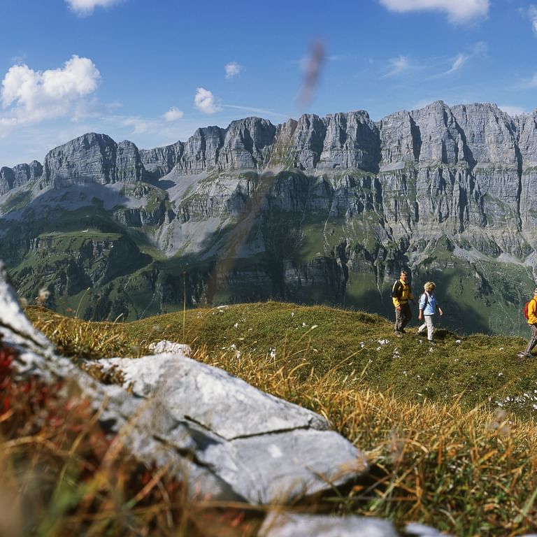 Wanderer durchwandern den Urnerboden im Kanton Uri in der Nähe des Klausenpasses.